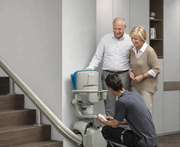 Técnico revisando la instalación junto a una pareja mayor en su casa
