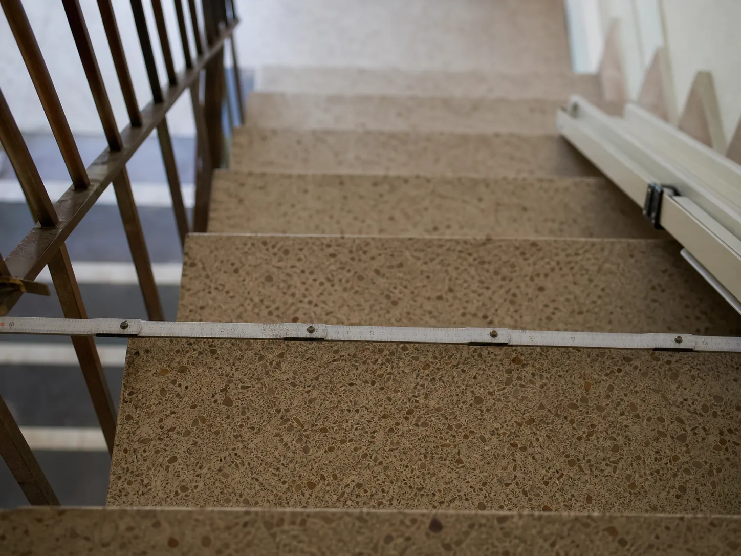 Medición del ancho libre de paso que deja una silla salvaescaleras en un peldaño