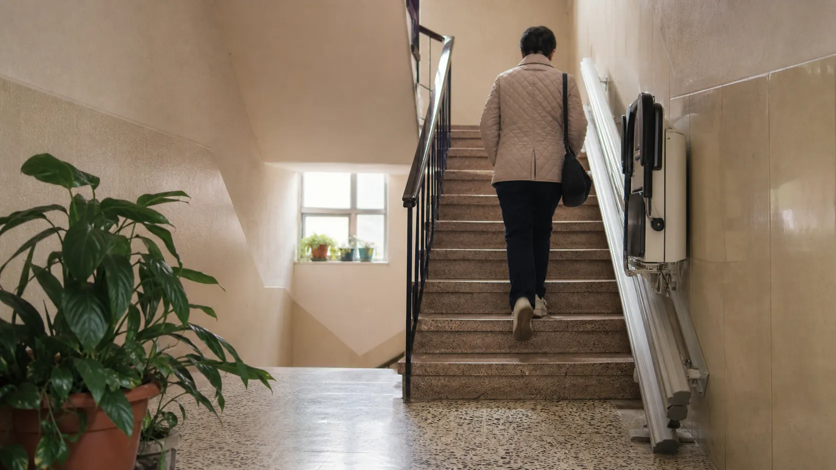 Silla salvaescaleras plegada y ancho libre de paso en la escalera de un portal