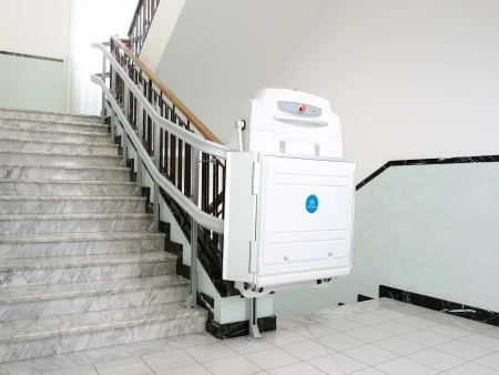 Plataforma salvaescaleras curva instalada en una escalera con giro