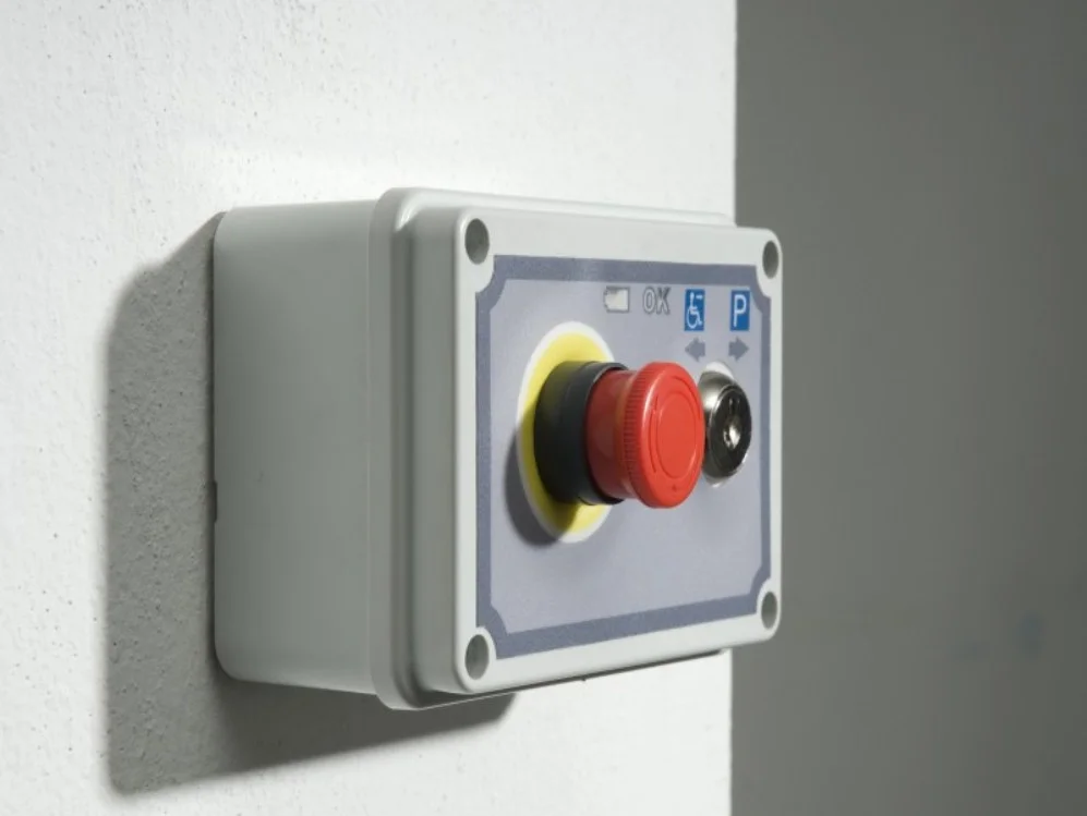 Llamador de planta de pared para una plataforma salvaescaleras recta