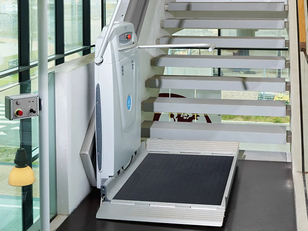 Vista general de una plataforma salvaescaleras para silla de ruedas