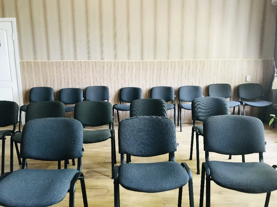 Junta de propietarios donde se decide quién paga la silla salvaescaleras del portal