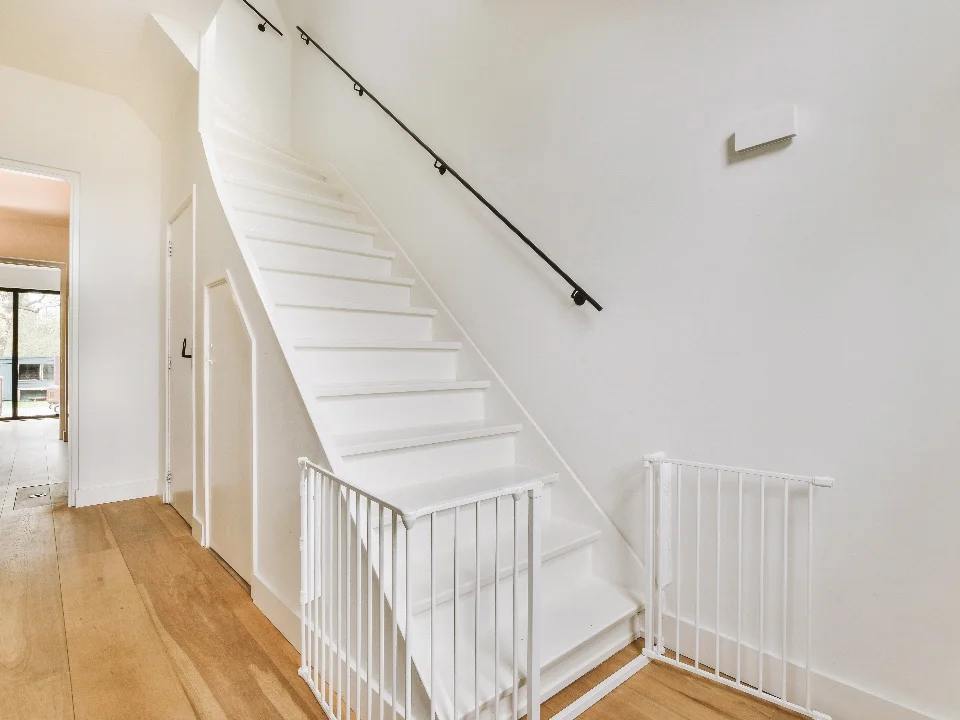 Portal con escalera donde se discute quién paga la silla salvaescaleras de la comunidad