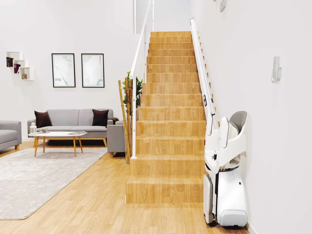 Silla salvaescaleras instalada en la escalera de una vivienda moderna