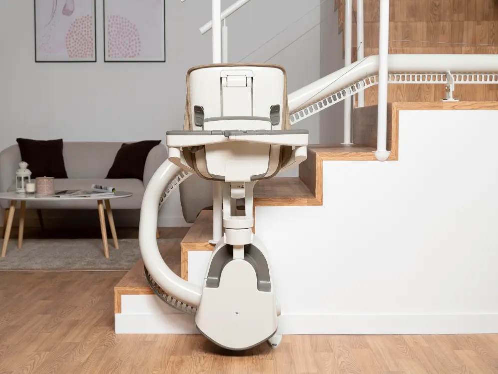 Silla salvaescaleras con asiento tapizado en color beige