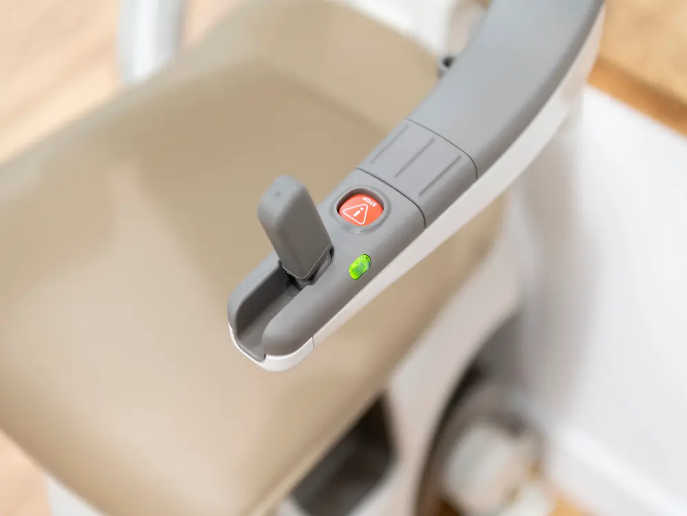 Indicador luminoso en verde del reposabrazos de una silla salvaescaleras revisada